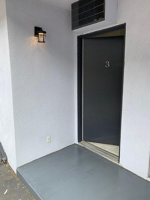 1st image of 1137 N Formosa Ave APT 3