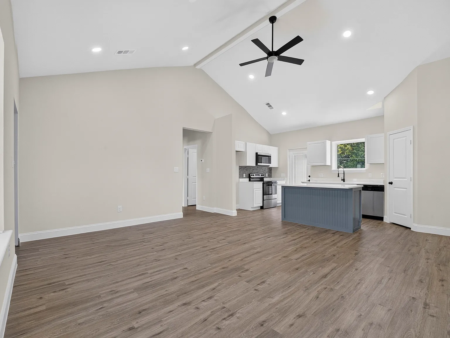3 bed, 1250 sqft, $2,395 — Photo 4