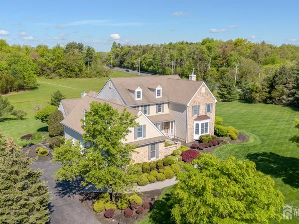 2 Linwood Dr, Monroe Township, NJ 08831