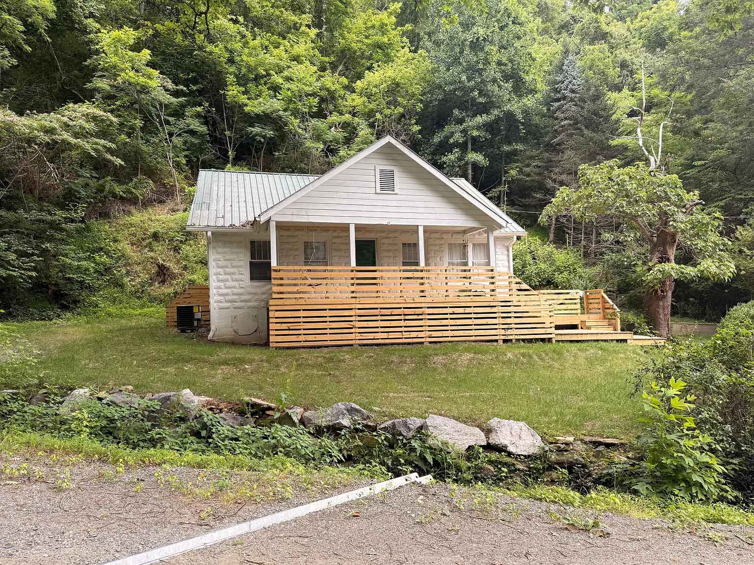 Charming 3BR House Minutes from Downtown Marshall Mountain Views & Privacy — Photo 2