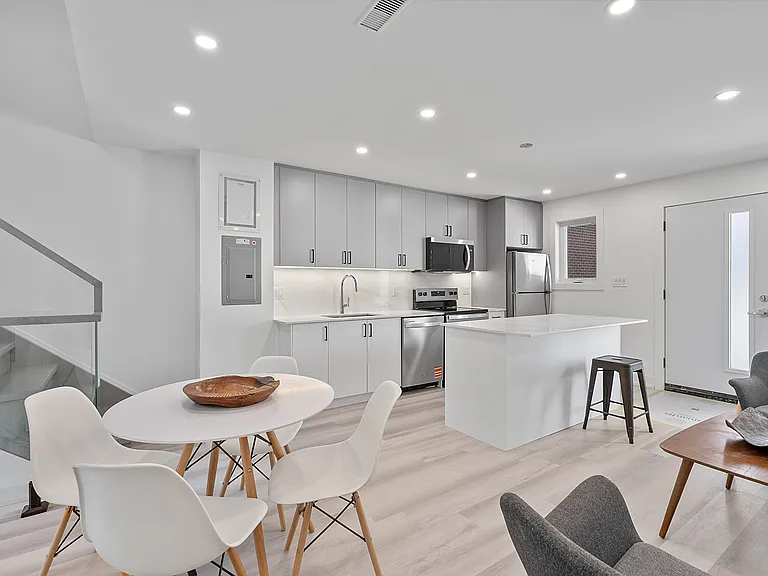 587 Oakwood Ave — Photo 123