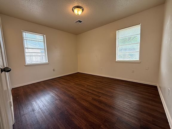 4th image of 604 Woodland Way