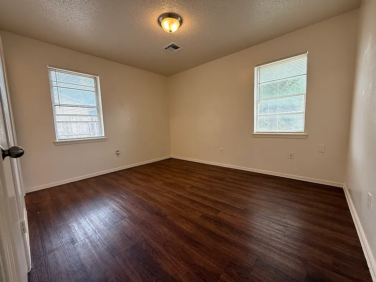 604 Woodland Way — Photo 4