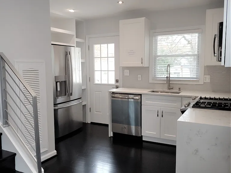2216 Harvard Dr — Photo 4