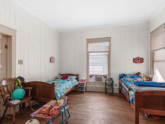 3rd image of 615 W Texas St
