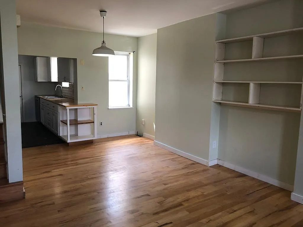 414 W York St — Photo 1
