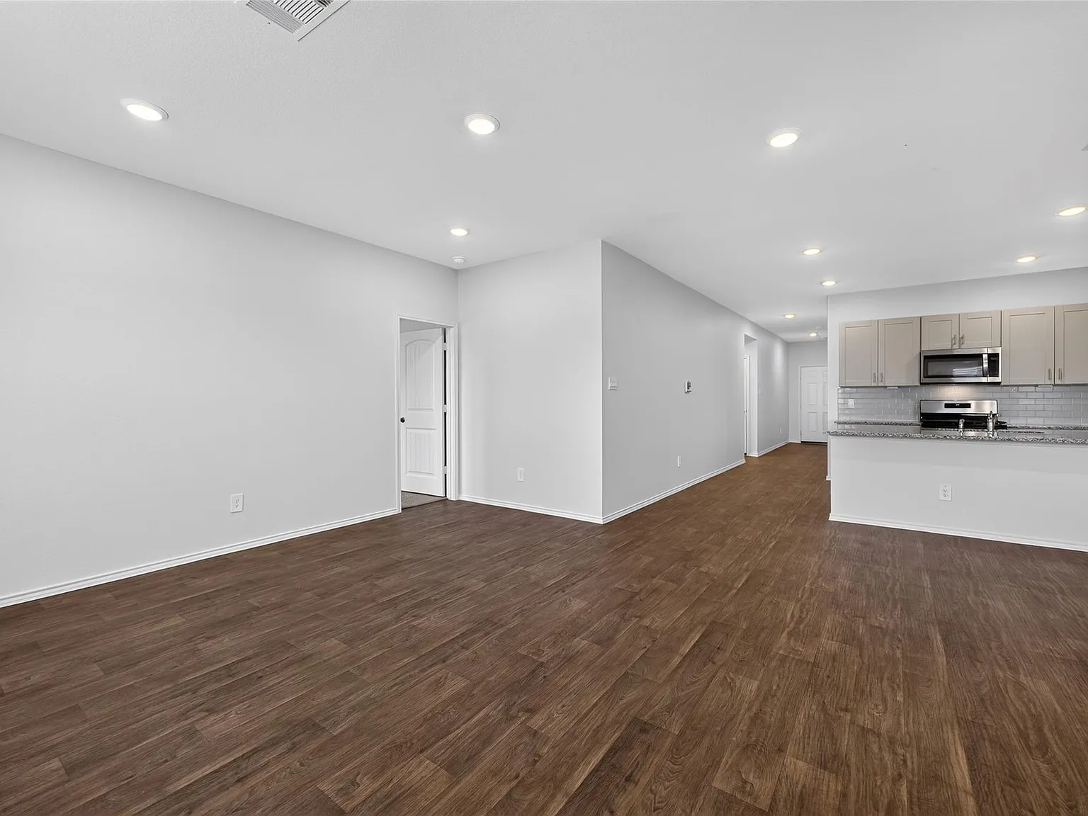 4 bed, 2.0 bath, 1801 sqft, $1,775 — Photo 3