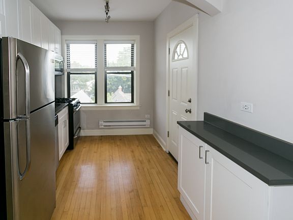 3rd image of 2323 N Rockwell St #D5
