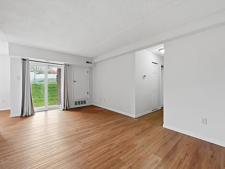 2402 Pond View Dr — Photo 15