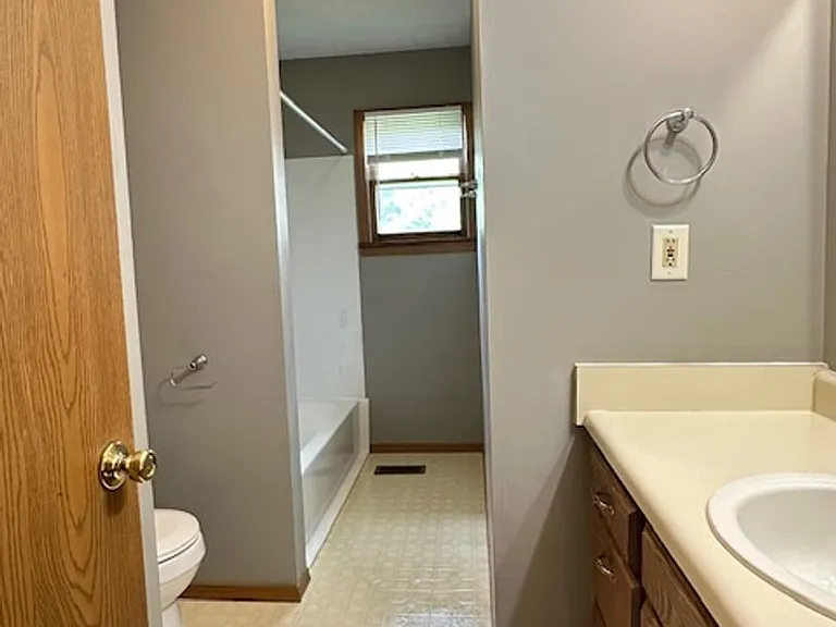 140 E Stewart St — Photo 22
