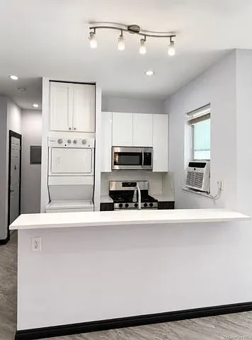 7305 Metropolitan Ave