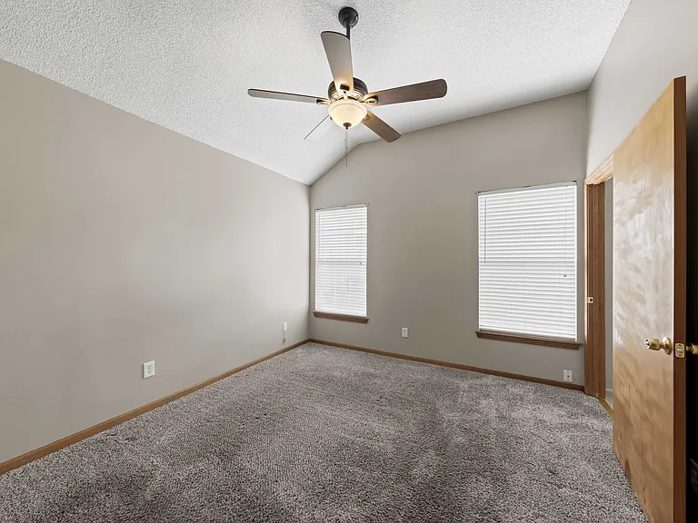 948 N Pine St — Photo 23