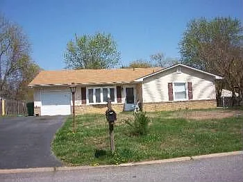2214 Garden Ln photo 1