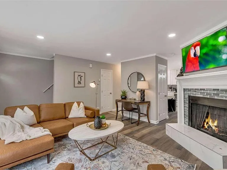 2099 Valley Oaks Dr SE — Photo 2