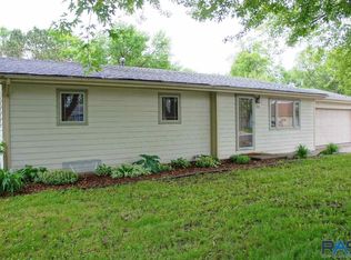 2208 E Sylvan Cir, Brandon, SD 57005