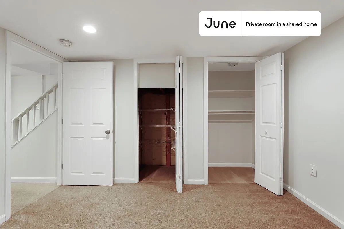 Queen bedroom in 5 bed/2 bath home in Logan Circle #416 BD — Photo 2