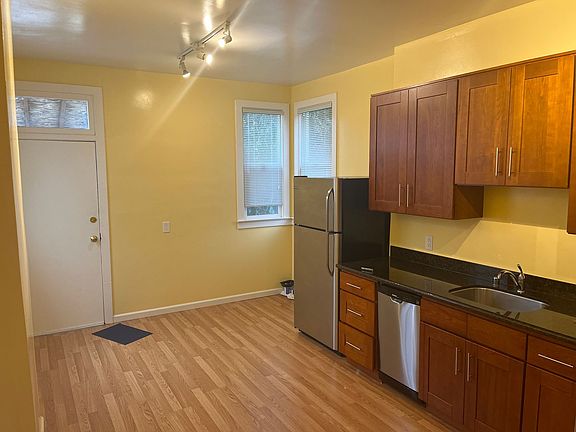 3rd image of 140 Steiner St APT 6