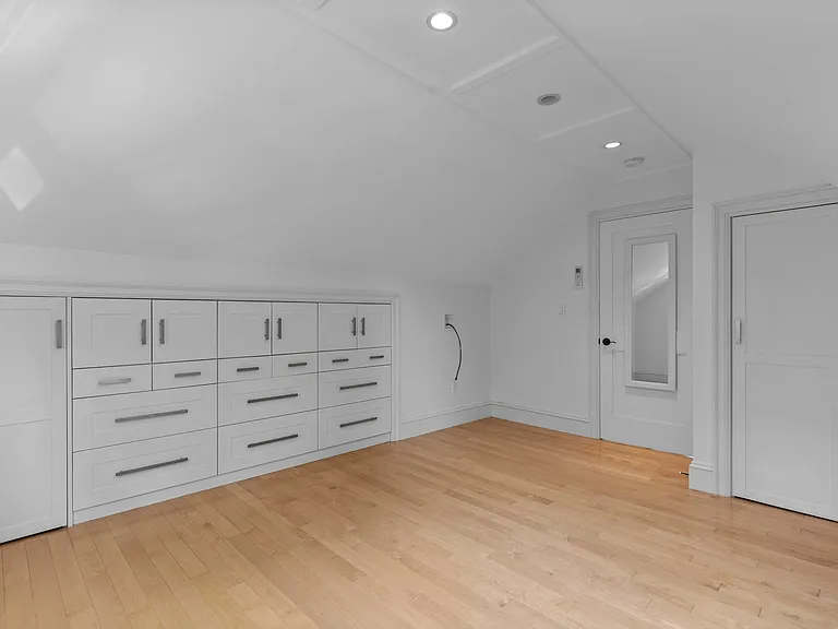 256 W 3rd St #2 — Photo 19