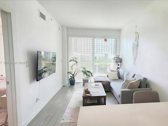 4th image of 321 NE 26th St #514