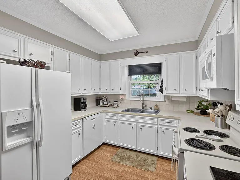 640 Summerest Ct — Photo 13