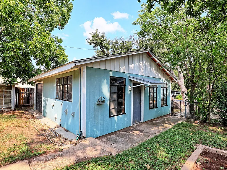 Shared yard - garage with shared washers and dryers