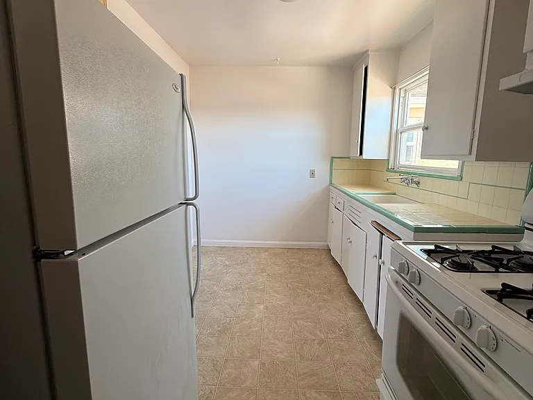 2556 Grant Ave — Photo 9