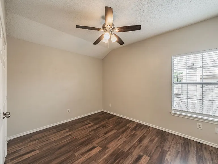 2136 Stoneridge Dr — Photo 30