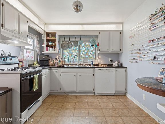 3rd image of 7115 Kessling St