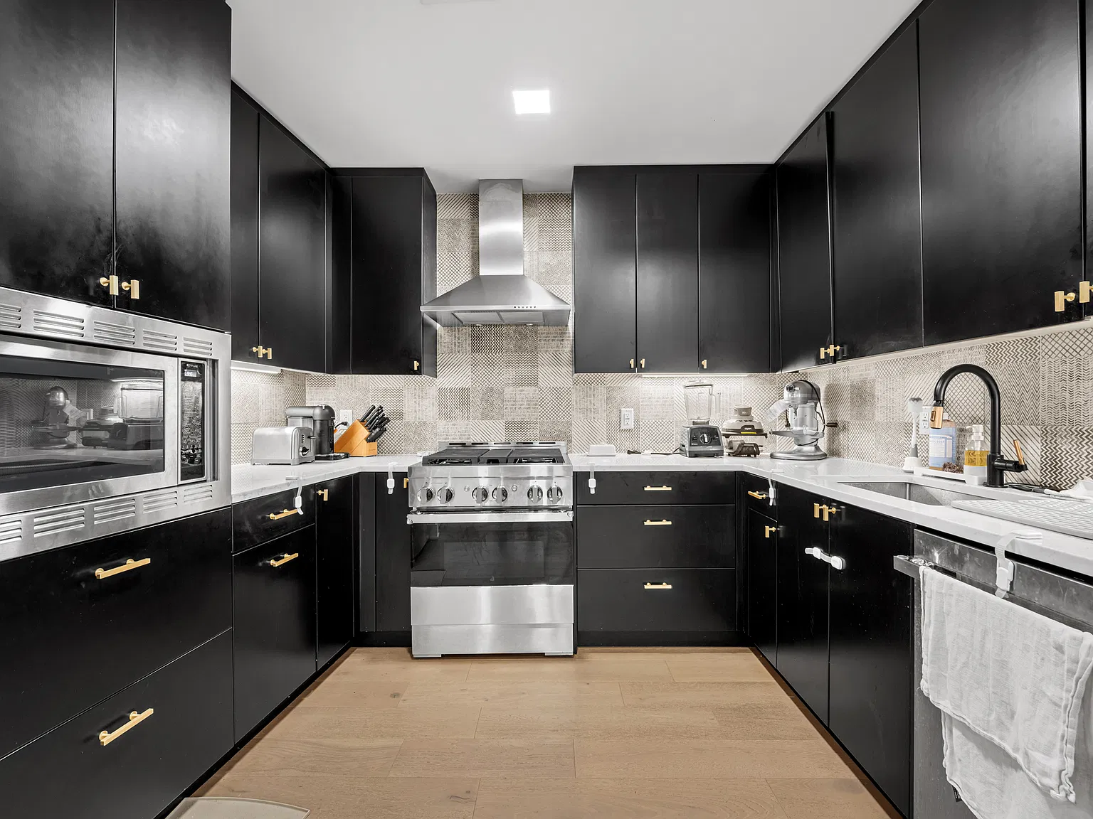 2 bed, 1105 sqft, $5,300 — Photo 1