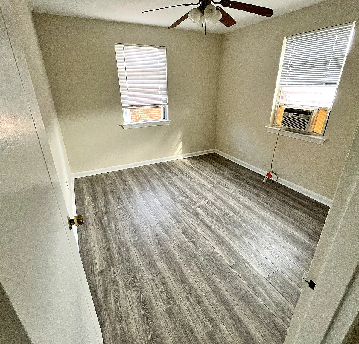 811 Barnaby St SE - 304 — Photo 4