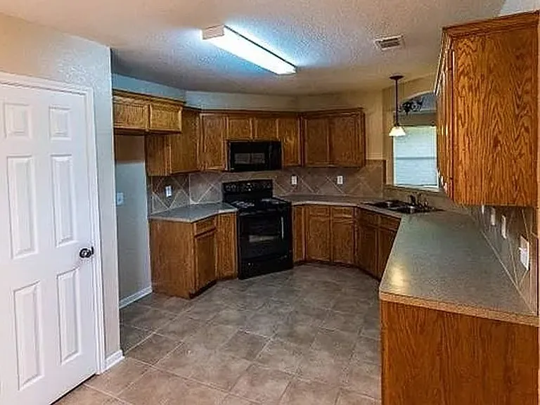 3705 Salt Fork Dr — Photo 8