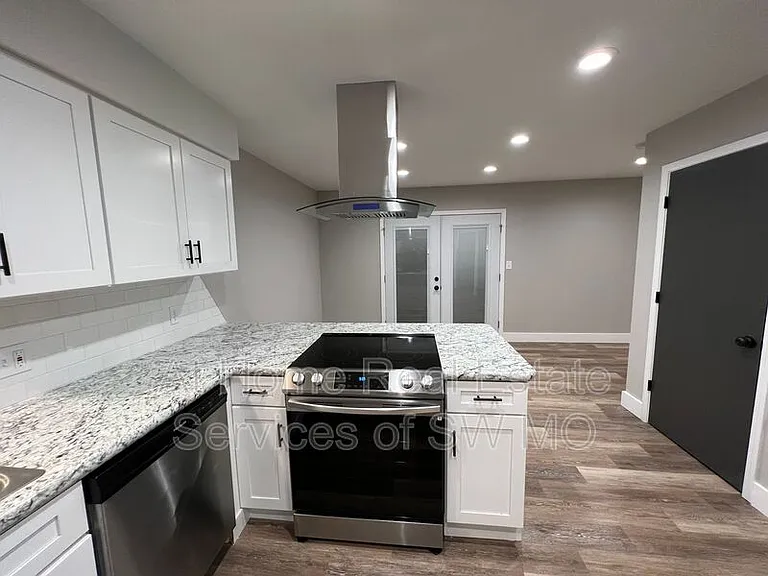 738 E Powell St — Photo 10