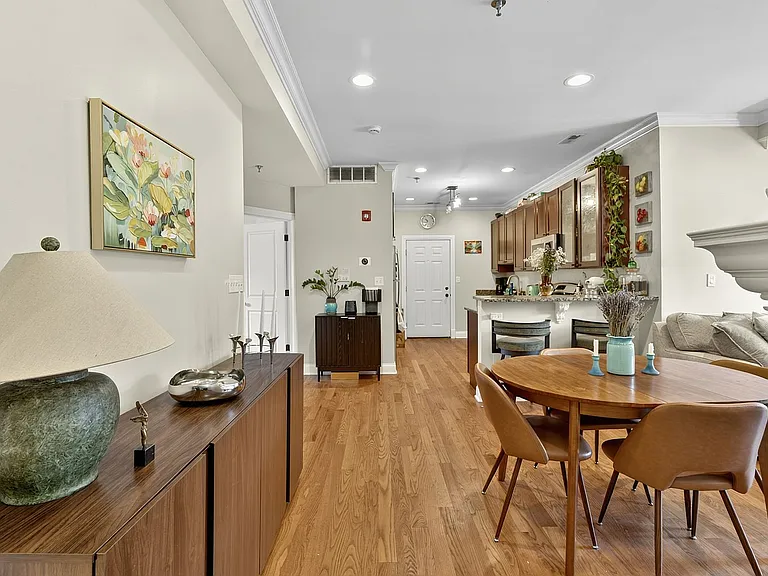 Hinman Court Condos — Photo 23