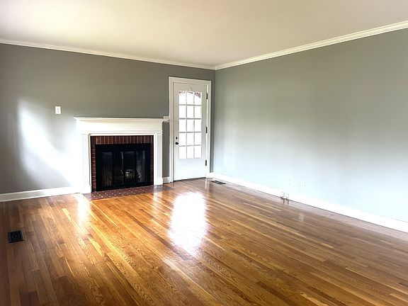4th image of 515 Country Club Ln