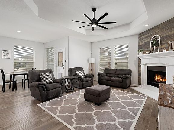 3rd image of 1301 Canary Ln