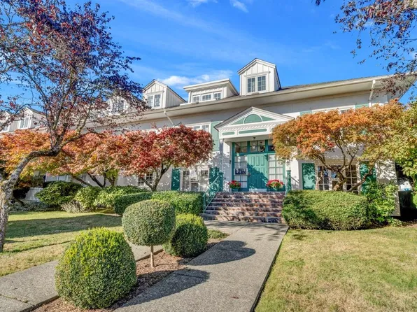 120 W 17th St #304, North Vancouver, BC V7M 1V4