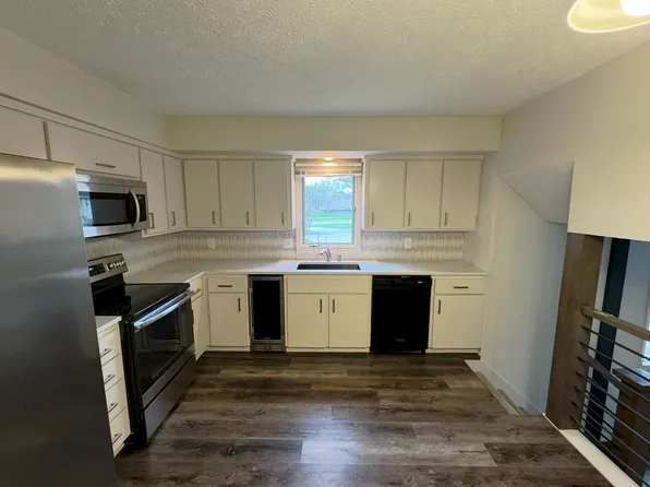 21421 Shamrock Cir, Elkhorn, NE 68022