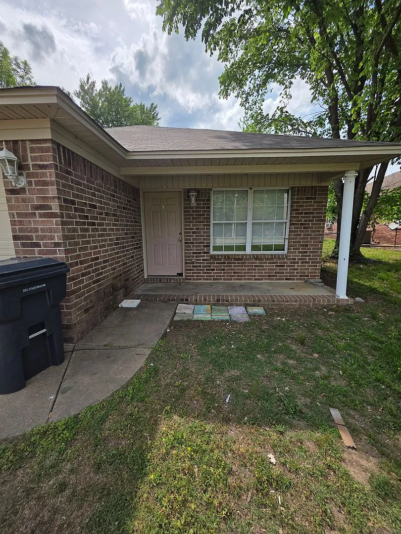 1007 N Parker Rd — Photo 2