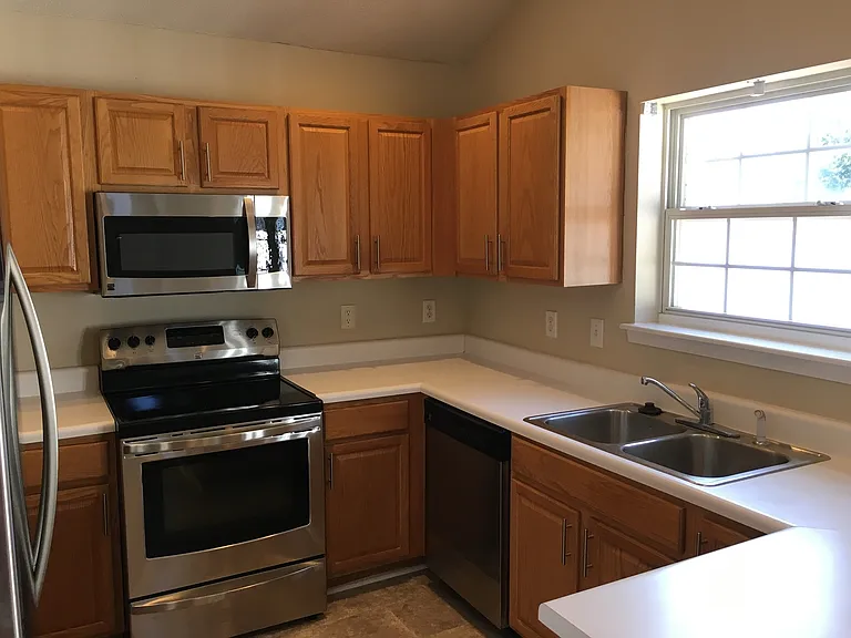 404 Commons Dr — Photo 7