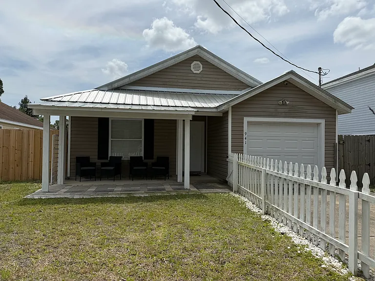 941 Ervin St — Photo 1
