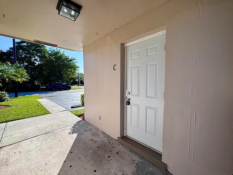 3101 NE 7th Ave #B — Photo 2