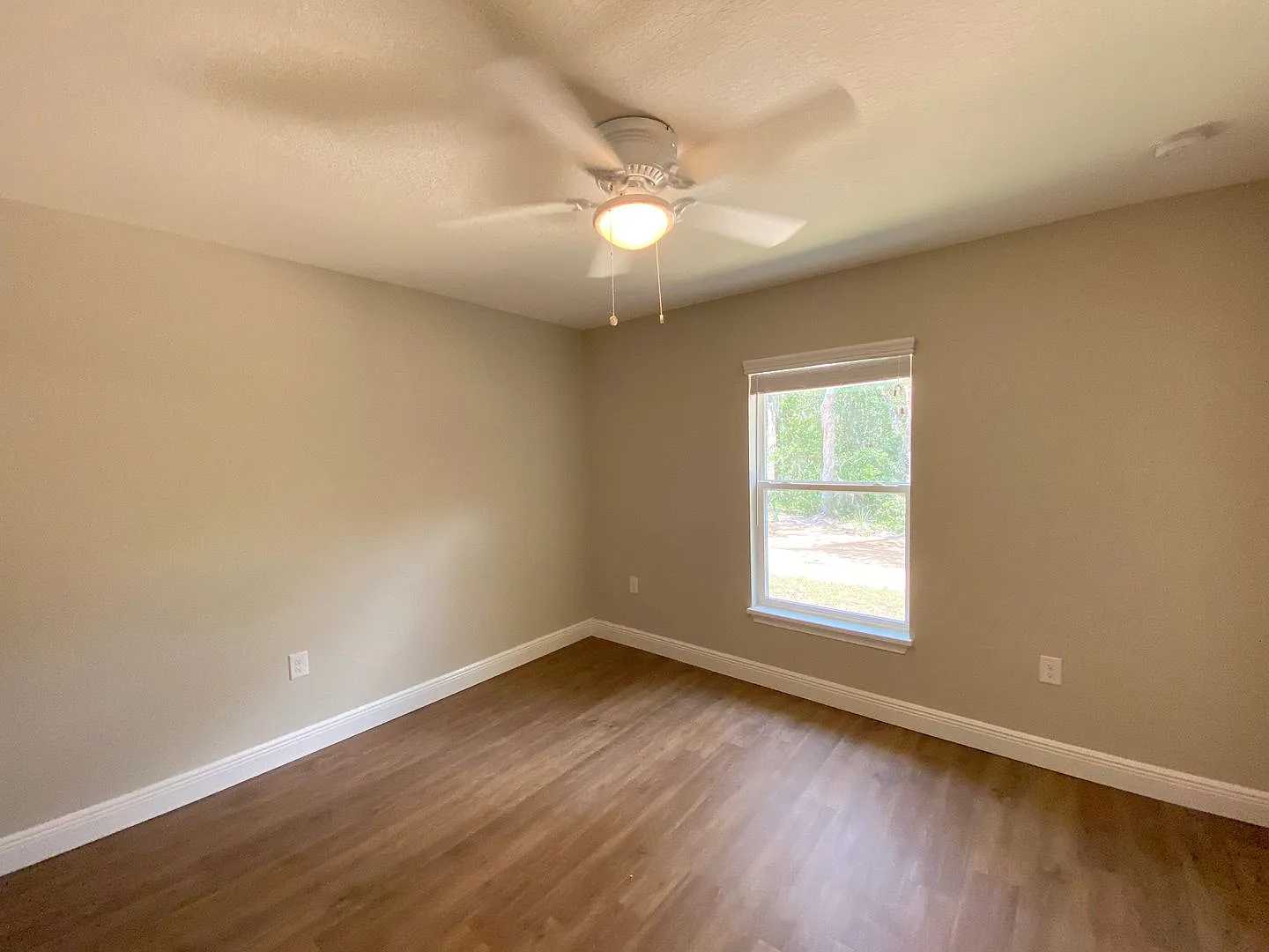 Not Available Unti Mid November Beautiful Area For This Awesome Home — Photo 3