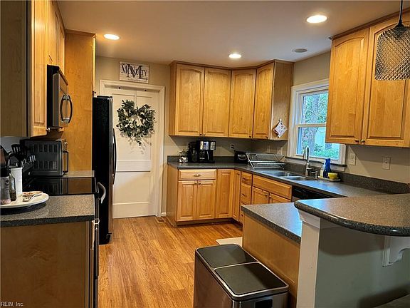 3rd image of 3716 S Queensgrove Cir