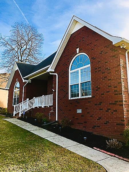 1st image of 321 Shadowood Dr
