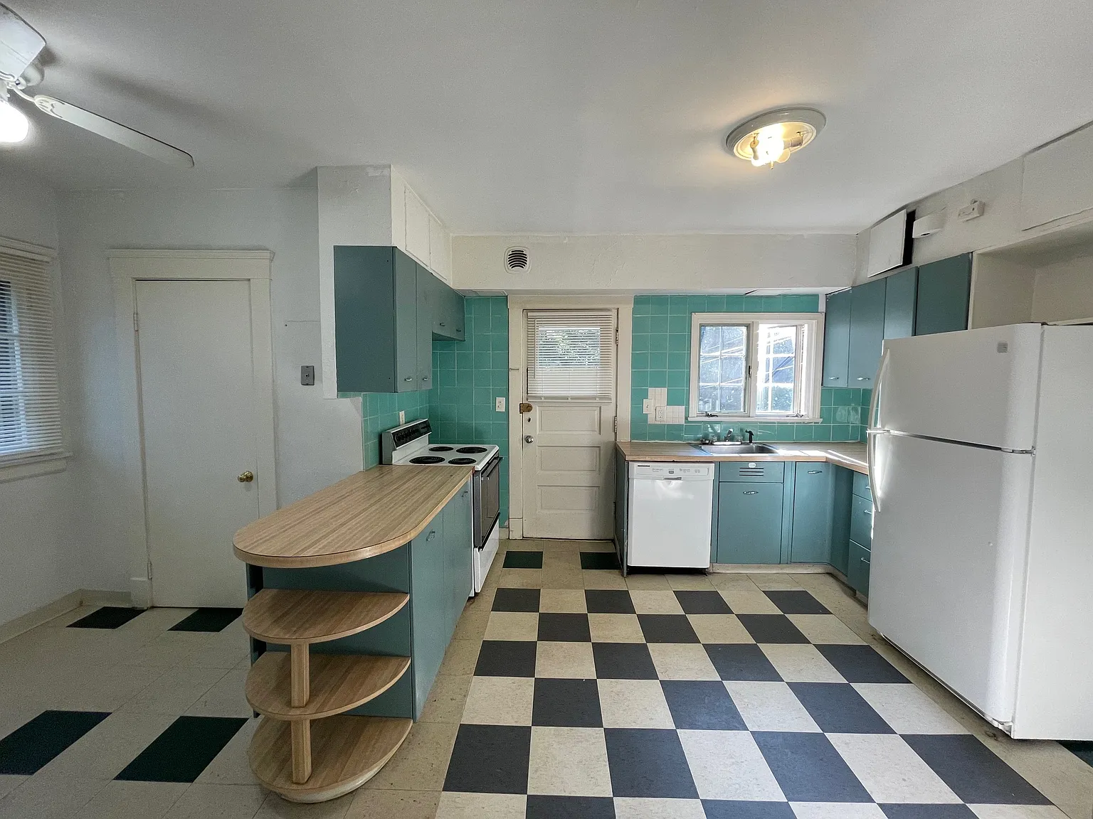 2322 S Overlook Rd — Photo 2