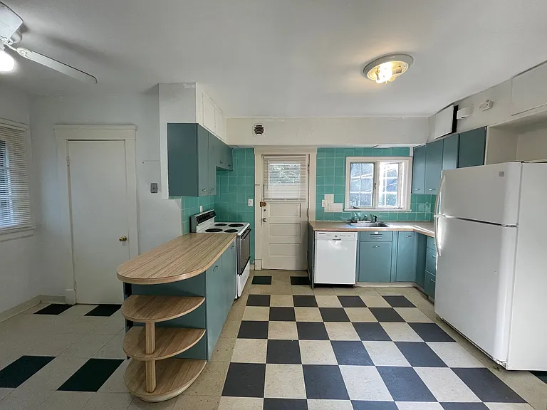 2322 S Overlook Rd — Photo 2