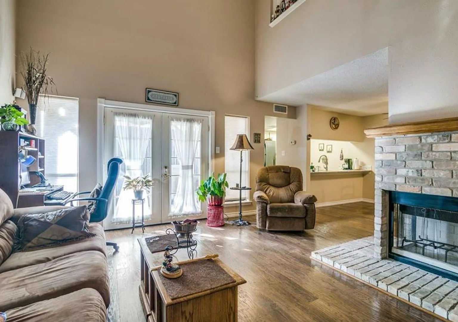 412 San Mateo Dr Garland, TX 75043 — Photo 2