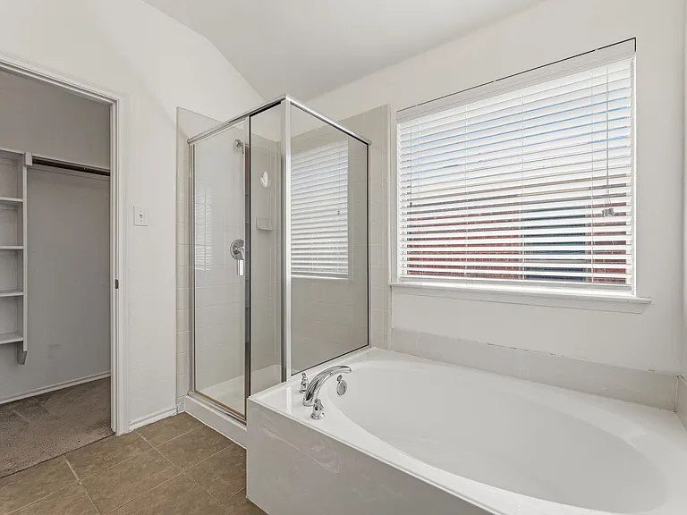 1011 Meadow Green Ct — Photo 9