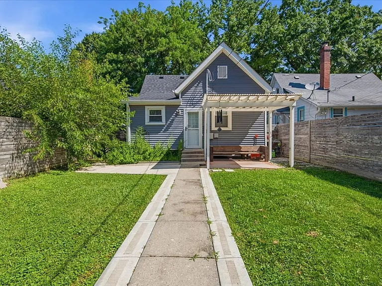 1041 Hervey St — Photo 13