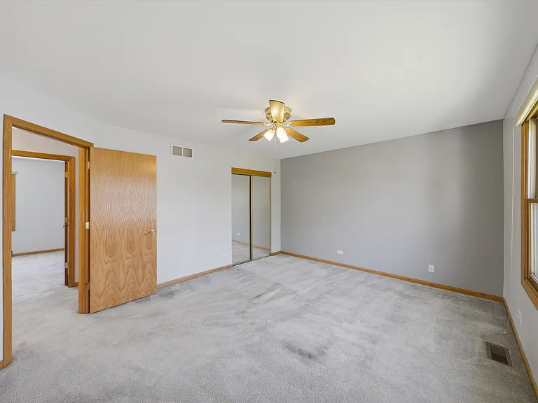 752 Rosanne St — Photo 32